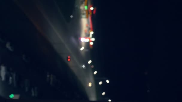 El fondo borroso. verticalmente. Ruta de circunvalación nocturna. luces borrosas . — Vídeos de Stock