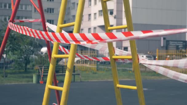 Aire de jeux vide pendant la pandémie de coronavirus. bandes d'avertissement sur les manèges — Video