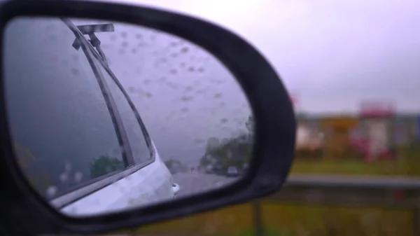 클로즈업. 비를 맞으며 운전하고 있는 차의 뒷모습 — 스톡 사진