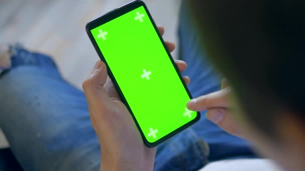 Detailní záběr. obrazovka s klíčem chroma smartphonu. muž používá mobilní telefon — Stock video