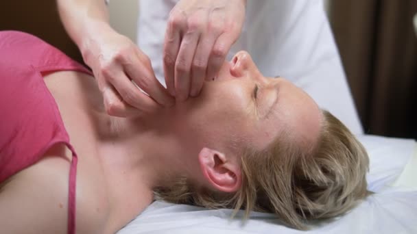Masszőr ad nő anti-aging arc masszázs spa — Stock videók