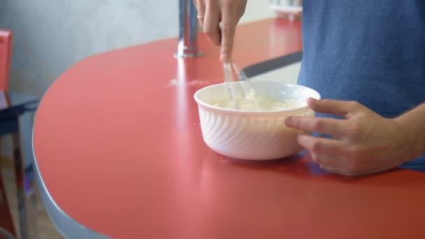 클로즈업. 달걀을 가루로 두드리는 사람. 가정 주방에서 디저트를 만드는 모습 — 비디오