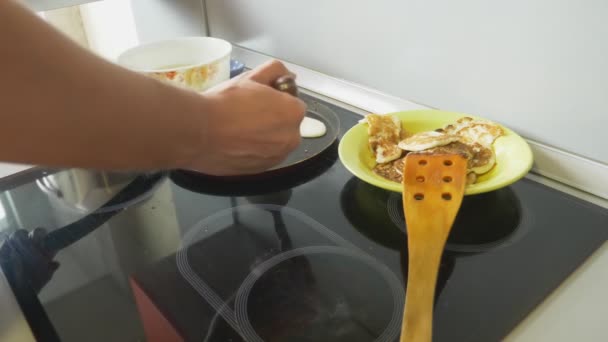 Κοντά, κάποιος μαγειρεύει τηγανίτες σε ένα τηγάνι σε μια κουζίνα αφής — Αρχείο Βίντεο