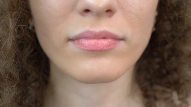 Крупный план губ. счастливая женщина ест фасоль вилкой — стоковое видео