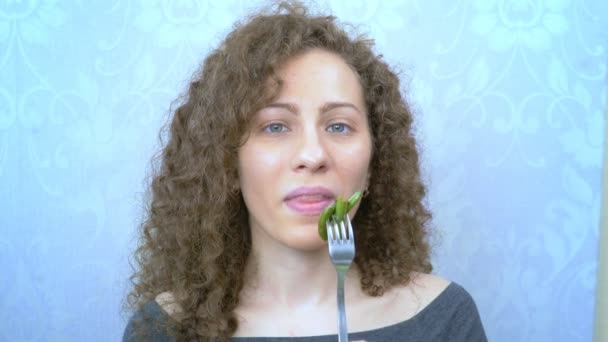 Portret. gelukkig vrouw eten string beans met vork — Stockvideo