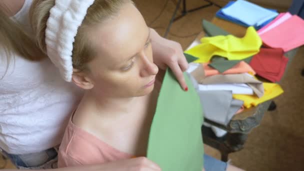 De stylist voert een kleurtype procedure voor een vrouw — Stockvideo