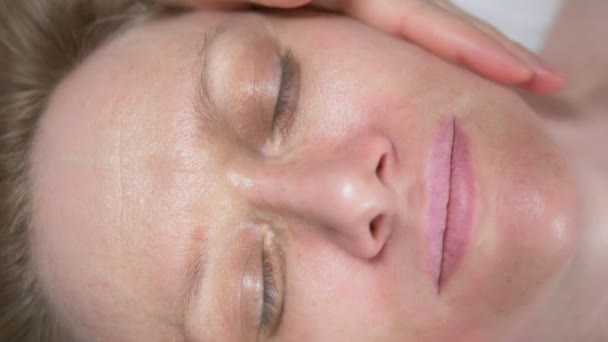 Masajista da mujer anti-envejecimiento masaje facial en el spa. primer plano — Vídeos de Stock