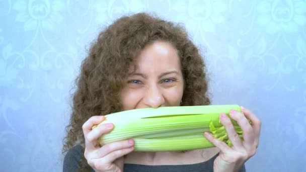 Porträt eines schönen Mädchens, das glücklich Selleriestangen isst — Stockvideo