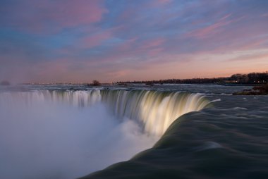 Gün batımında Niagara Şelalesi