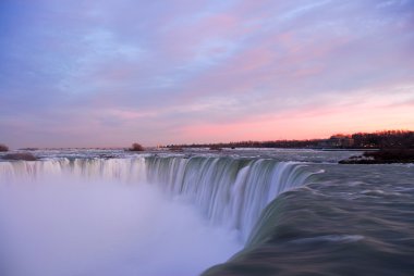 Gün batımında Niagara Şelalesi