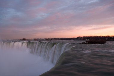 Gün batımında Niagara Şelalesi
