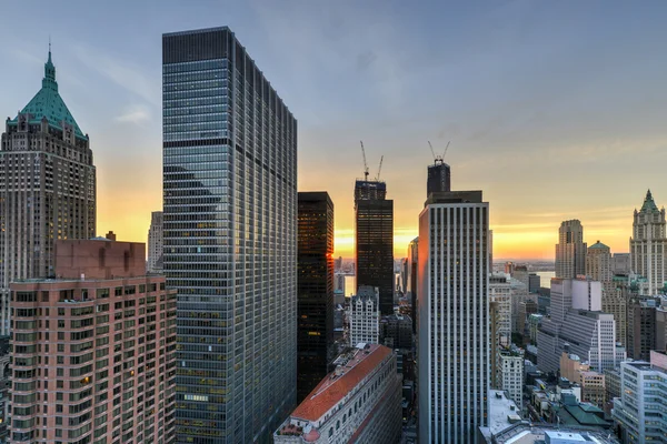 O horizonte de Nova Iorque ao pôr-do-sol — Fotografia de Stock