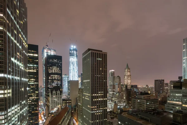 Нью-Йорк Skyline в туманную ночь — стоковое фото