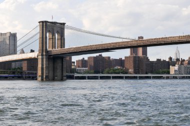 Brooklyn Köprüsü'nün Doğu Nehri üzerinde