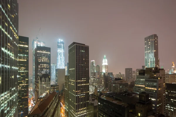 一个多雾的夜晚纽约天际线 — 图库照片