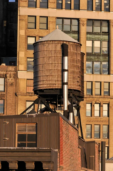 Tanque de agua en la azotea - Ciudad de Nueva York — Foto de Stock