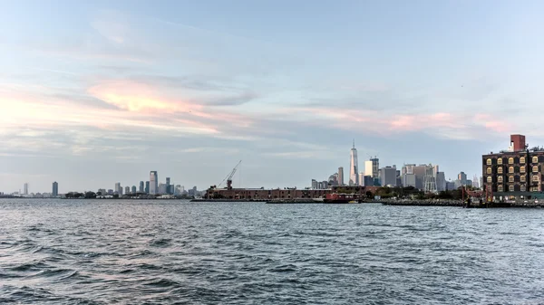 Манхэттен на фоне линии горизонта с красной крюк — стоковое фото