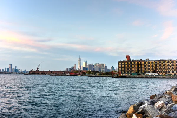 Manhattan Skyline från Red Hook — Stockfoto