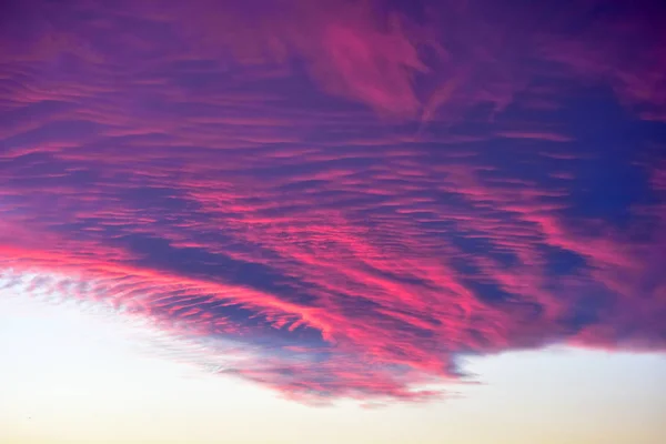 Nubes coloridas al atardecer —  Fotos de Stock