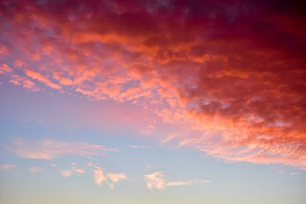 Nuages colorés au coucher du soleil — Photo