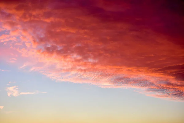 Nuages colorés au coucher du soleil — Photo