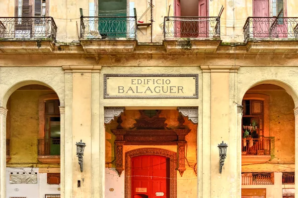 Edificio Balaguer Apartments - La Habana, Cuba — Foto de Stock