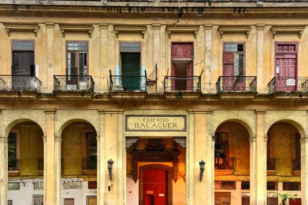 Edificio Balaguer Apartments - Havana, Cuba — Stock Photo, Image