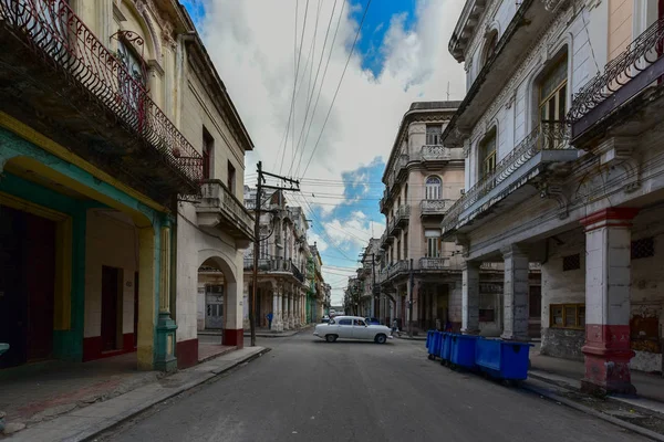 Carro clássico em Havana Velha — Fotografia de Stock