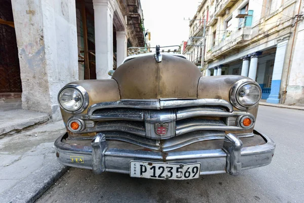 在哈瓦那老城的经典汽车 — 图库照片