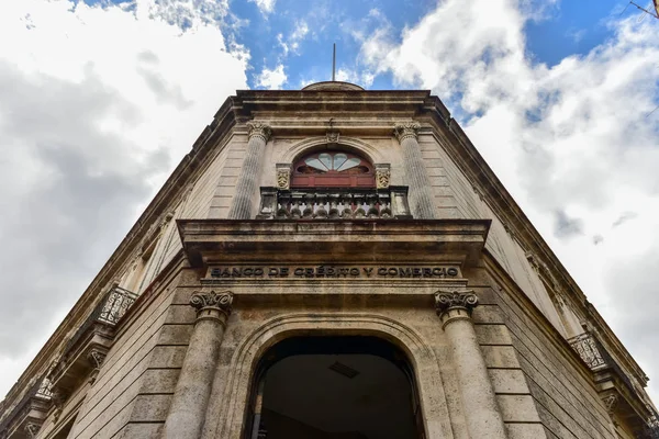 Bank für Kredit und Handel - havana, kuba — Stockfoto