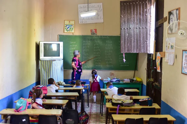 Basisschool - Trinidad, Cuba — Stockfoto