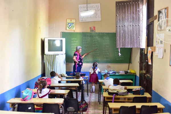 Начальная школа - Тринидад, Куба — стоковое фото