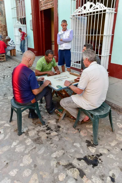 Muži hrají domino - Trinidad, Kuba — Stock fotografie