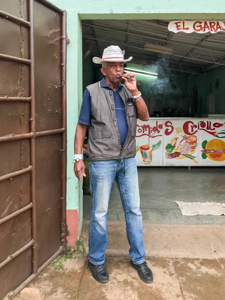 Charuto de fumar homem - Trinidad, Cuba — Fotografia de Stock