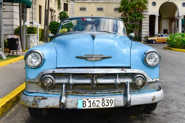 经典车出租车-国际酒店-哈瓦那，古巴 — 图库照片