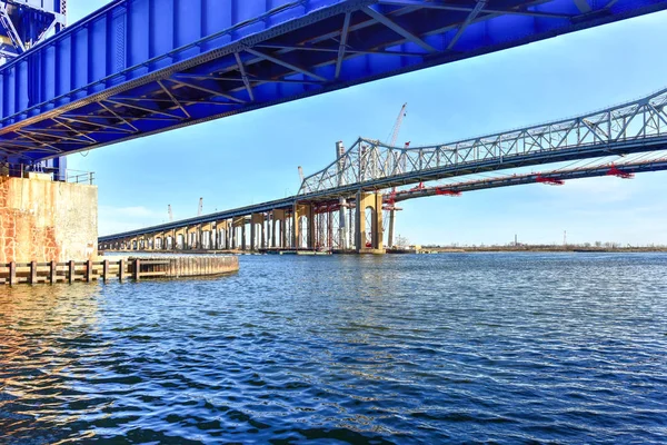 Goethals Bridge и Arthur Kill Vertical Lift Bridge — стоковое фото
