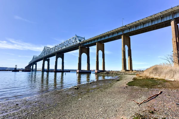 Overstekende kinderen in Staten Island Outerbridge — Stockfoto