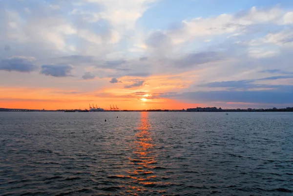 Нью-Йоркская гавань на закате — стоковое фото