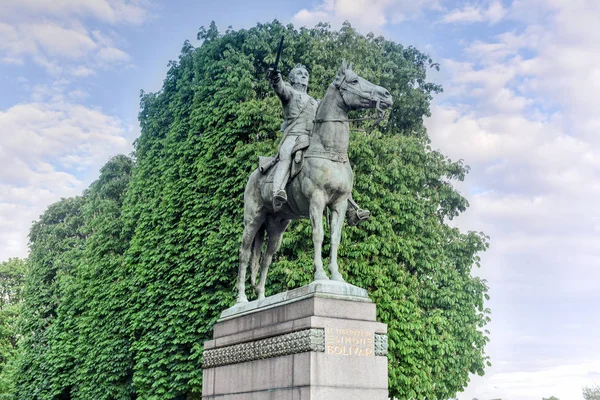 Памятник Симону Боливару - Париж, Франция — стоковое фото