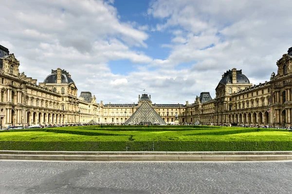 Museo del Louvre - París, Francia — Foto de Stock