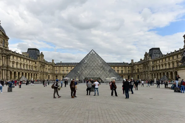 Louvre Múzeum - Párizs, Franciaország — Stock Fotó