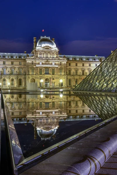 Музей Лувра - Париж, Франция — стоковое фото