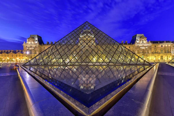 Muzeum Louvre - Paříž, Francie — Stock fotografie