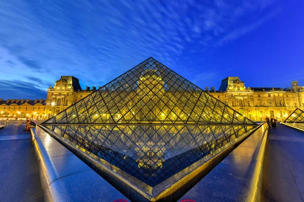 Museo del Louvre - París, Francia —  Fotos de Stock