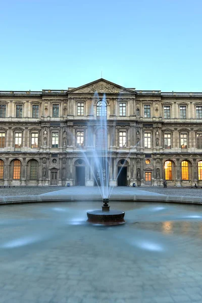 Muzeum Louvre - Paříž, Francie — Stock fotografie