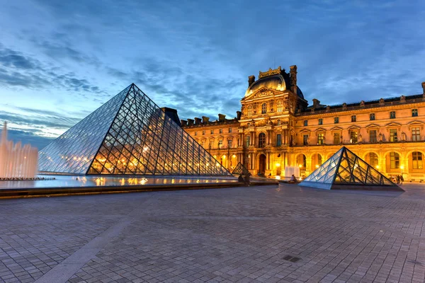 Museo del Louvre - París, Francia — Foto de Stock