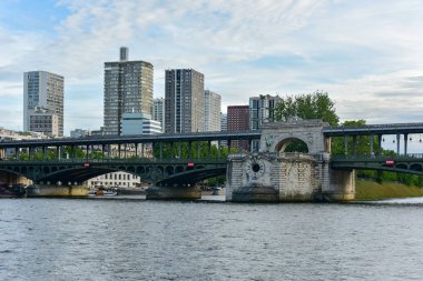 Pont de Bir-Hakeim Bridge - Paris, France