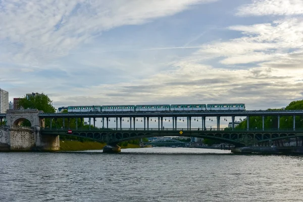 Pont de Bir-Hakeim Bridge - Paris, France — Stock Photo, Image