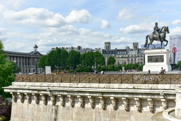 Henry Iv staty - Paris, Frankrike — Stockfoto