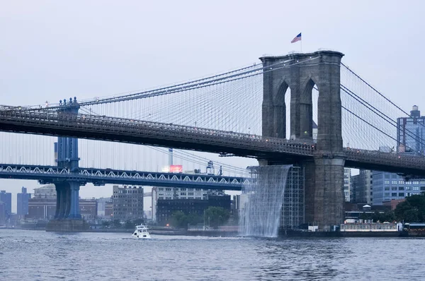 Brücke über den Bach - Wasserfälle - nyc — Stockfoto